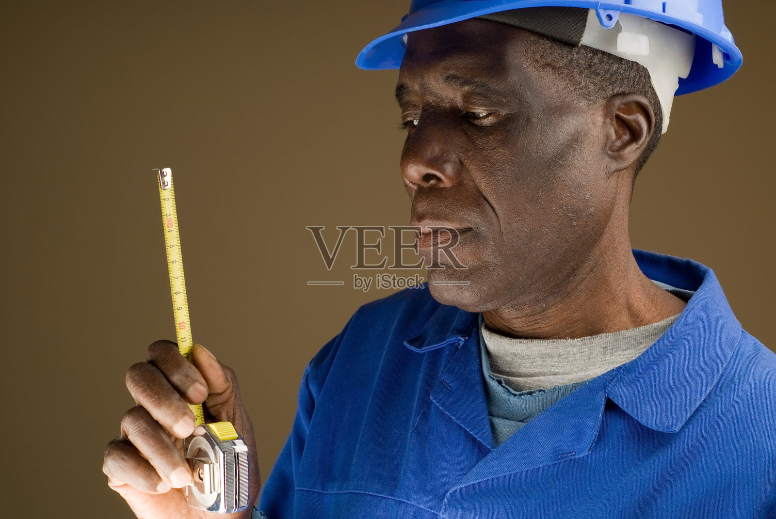 使用测量工具的非裔美国建筑工人照片摄影图片