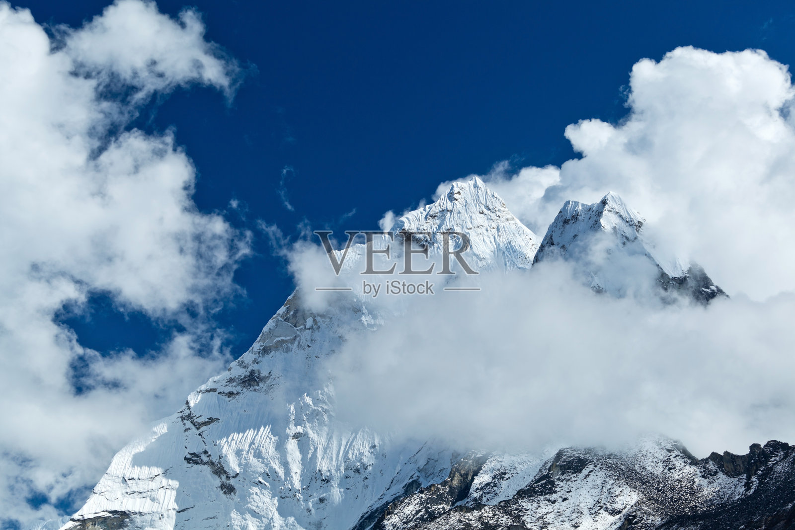 喜马拉雅山，阿玛达布兰山照片摄影图片