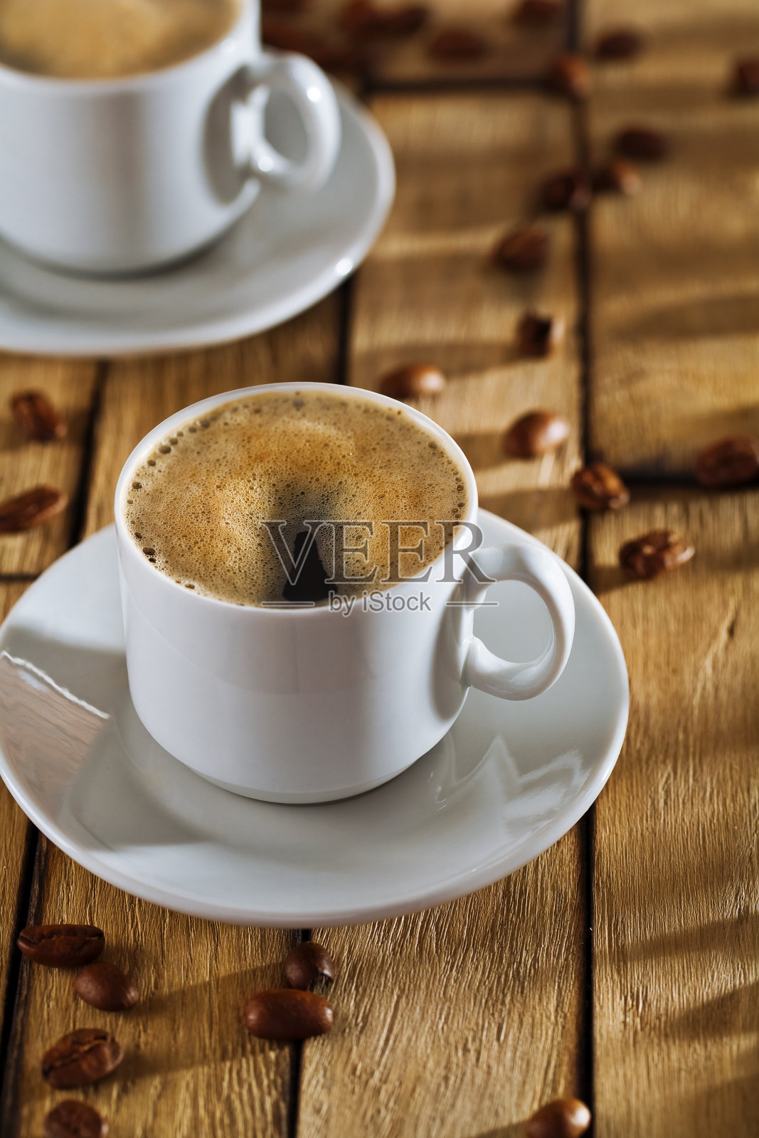 旧桌子上有咖啡杯照片摄影图片