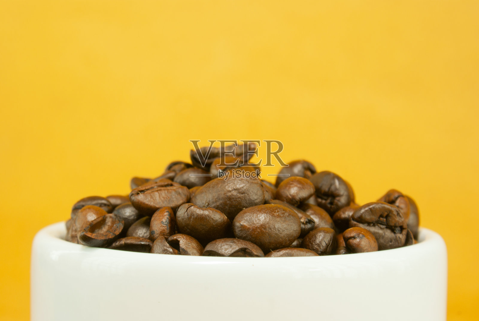 装满咖啡豆的杯子照片摄影图片