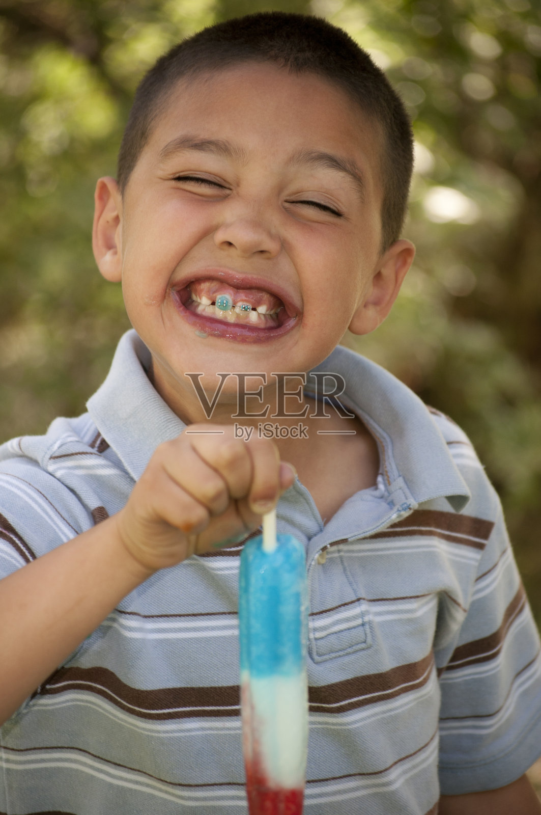 兴奋的小男孩与冰棒照片摄影图片