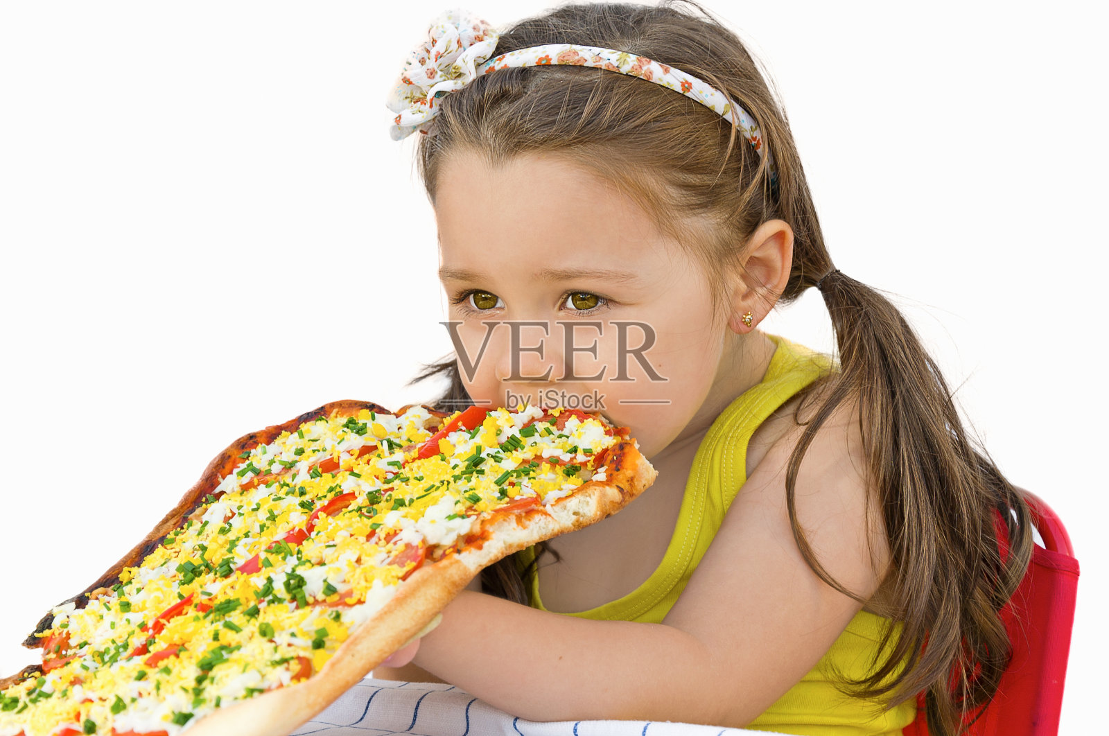 小女孩吃披萨照片摄影图片