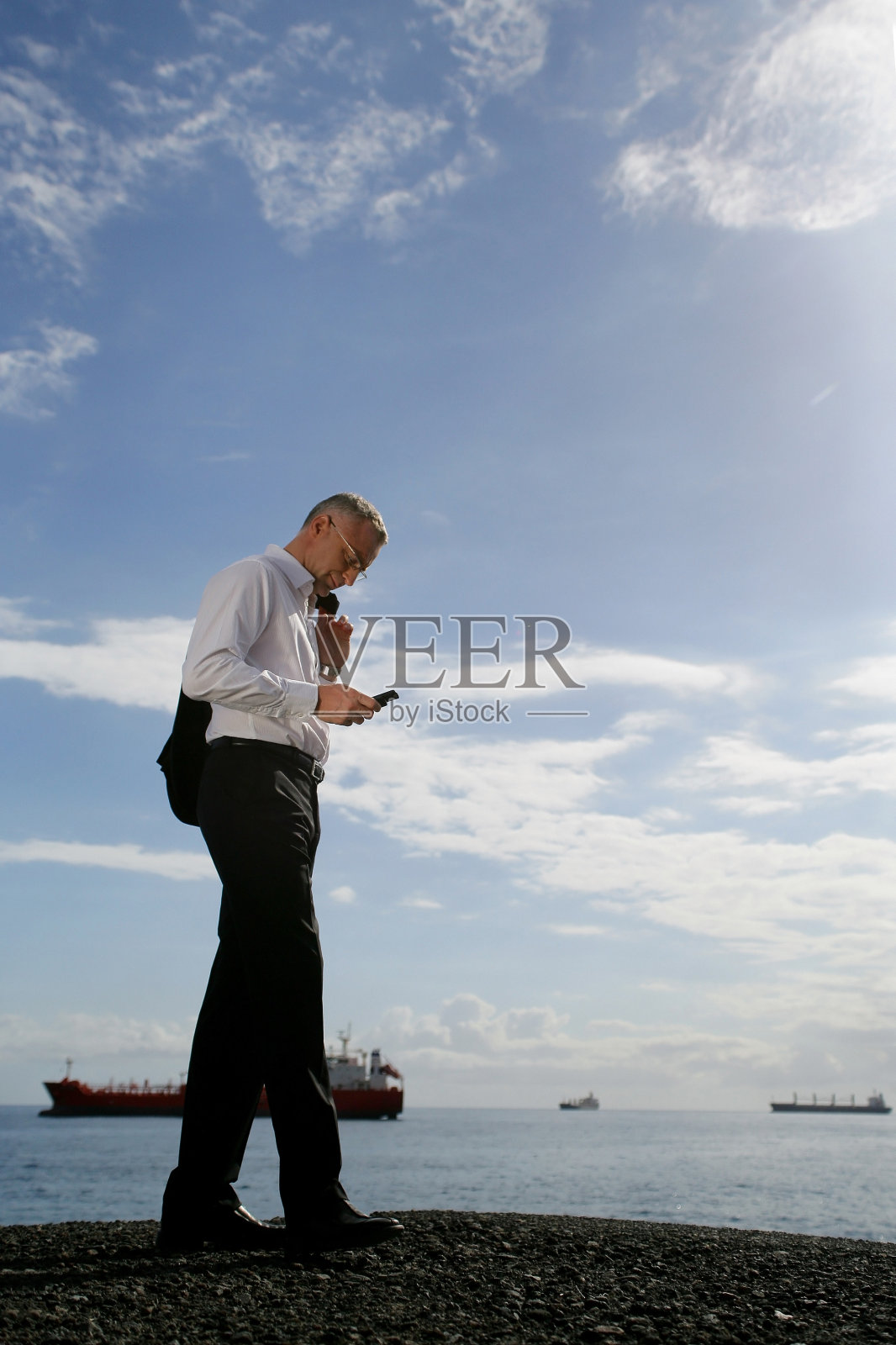 商人站在海边照片摄影图片