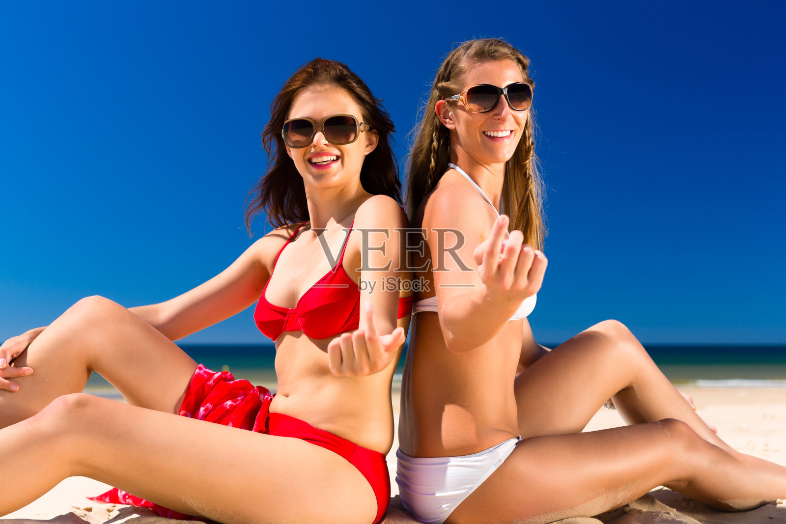 女孩们在海滩上享受自由照片摄影图片