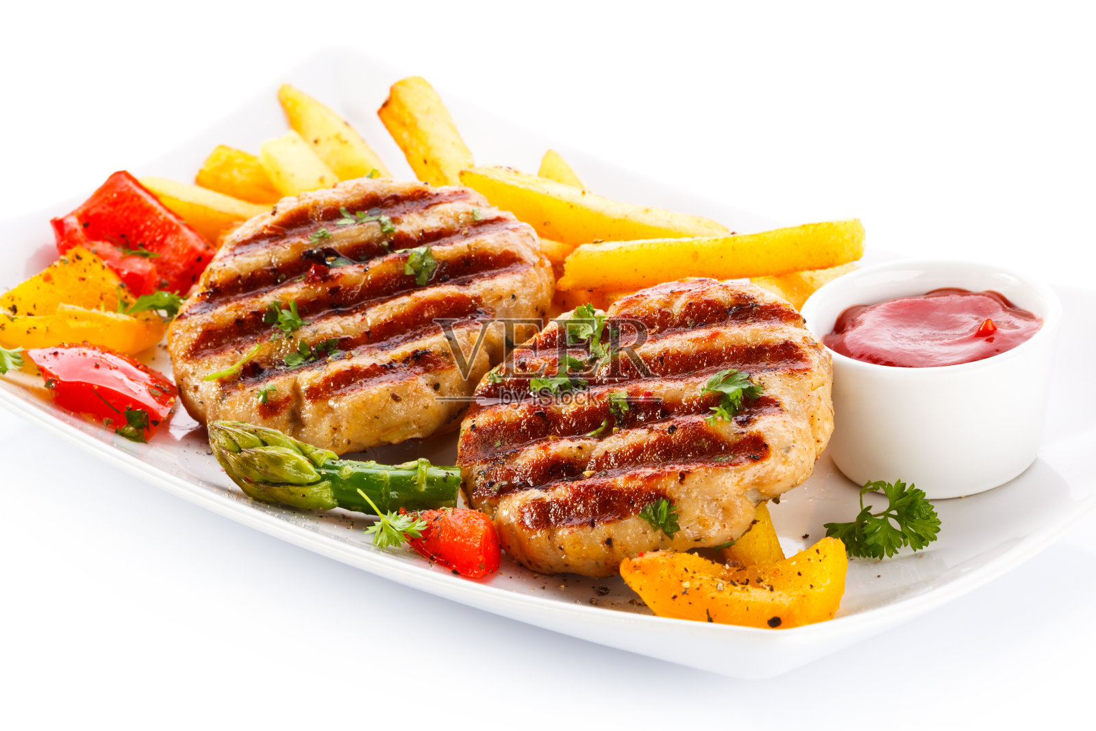 烤肉、炸薯条和蔬菜照片摄影图片