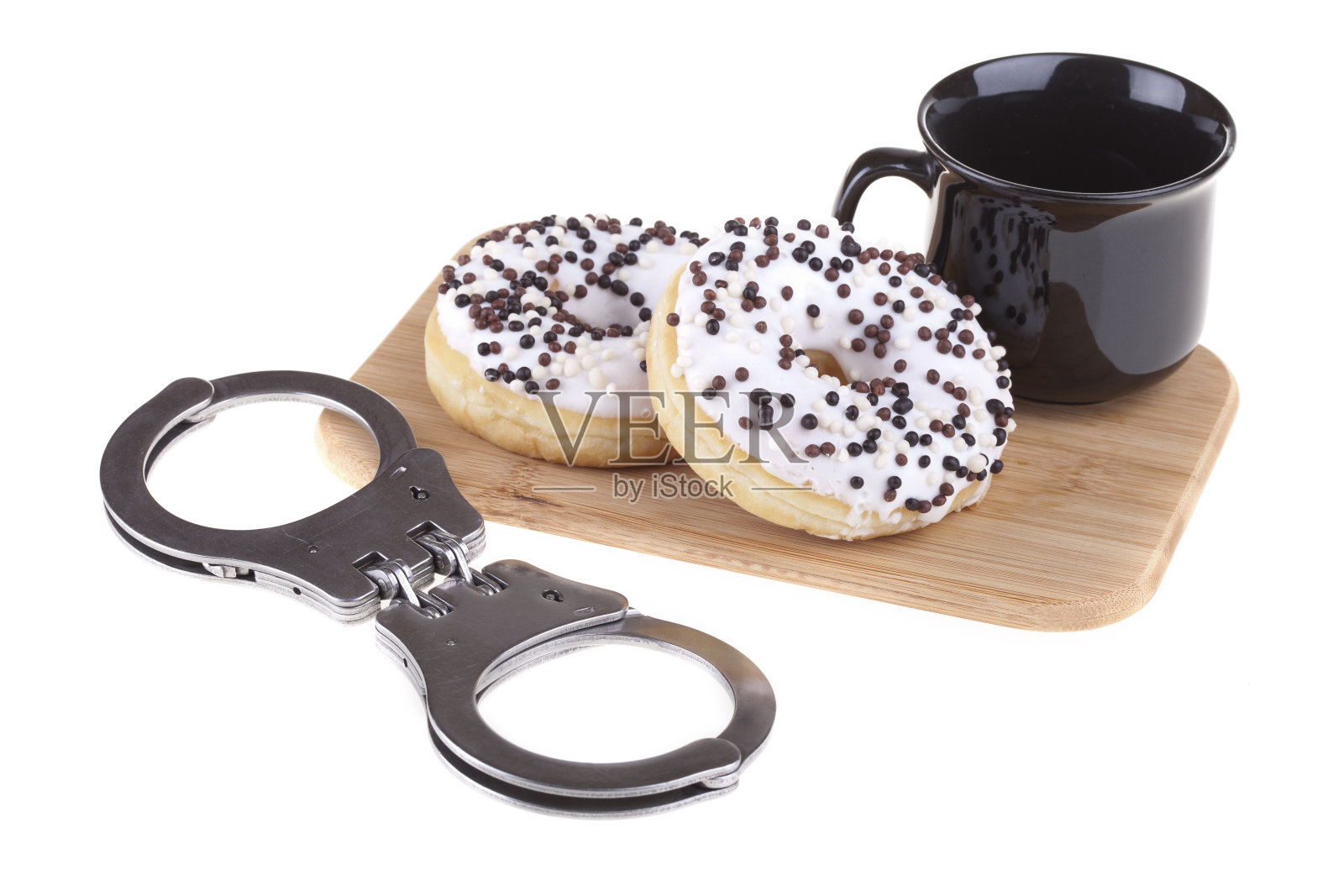 带着手铐的美味甜甜圈和咖啡照片摄影图片