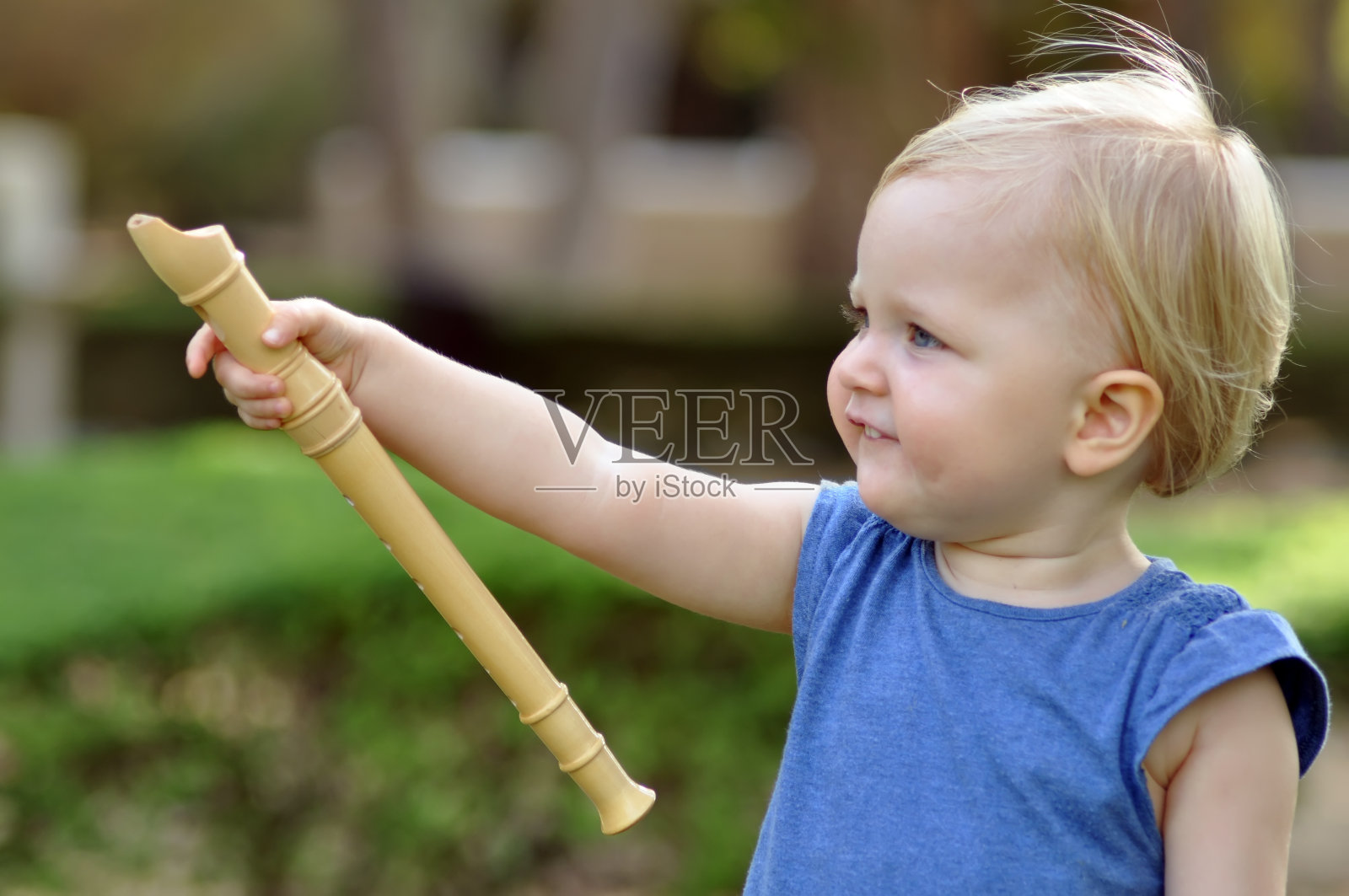 穿蓝裙子的小女孩照片摄影图片