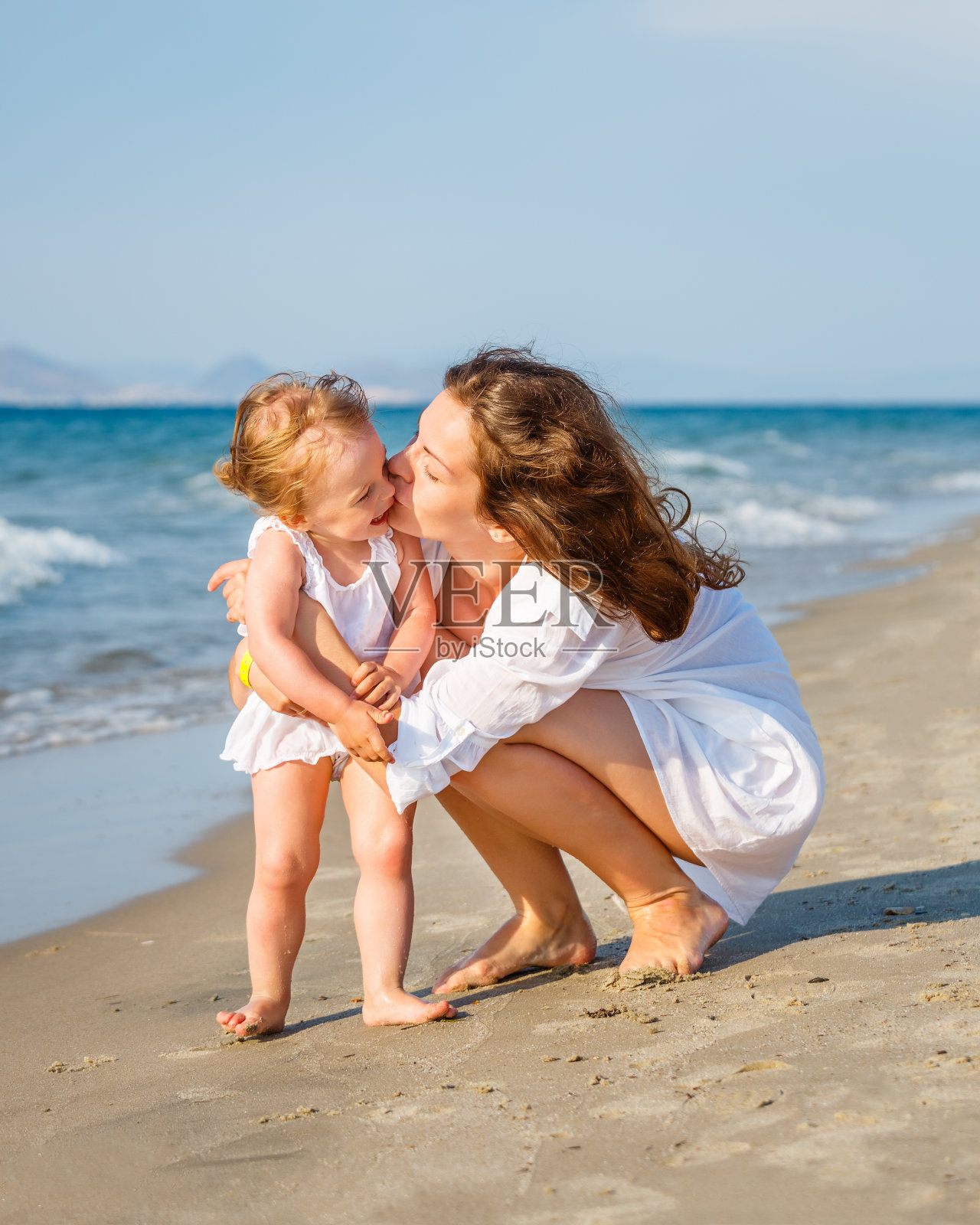 妈妈和女儿在海滩上照片摄影图片