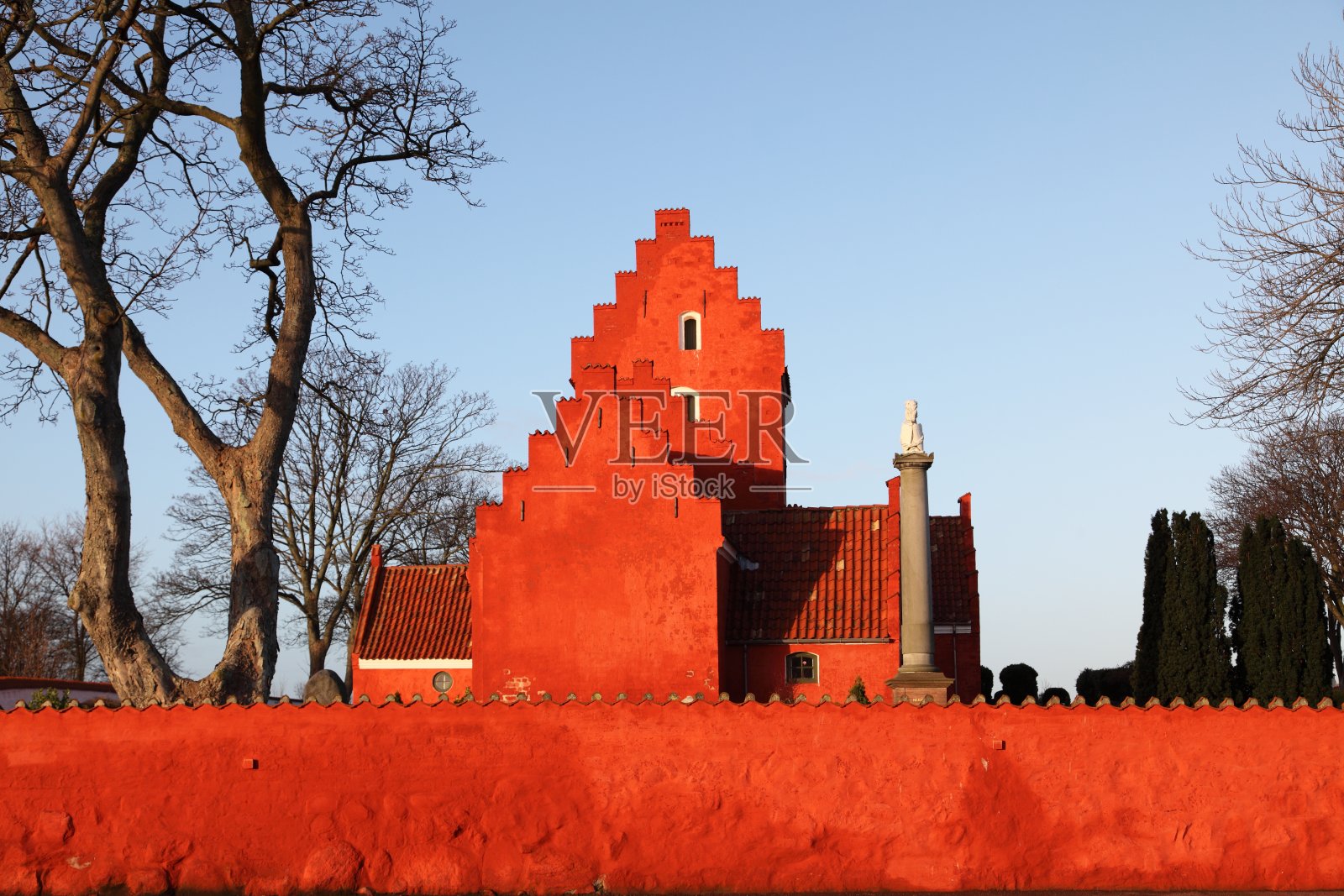 晨曦中的奥登柯克教区教堂照片摄影图片