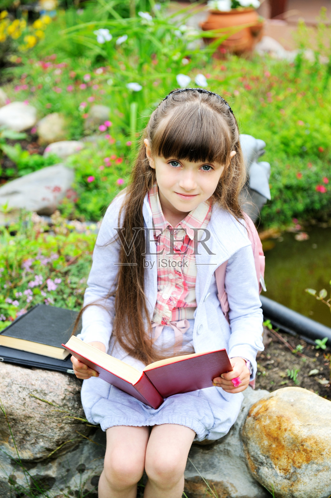 一个小女生在户外看书照片摄影图片