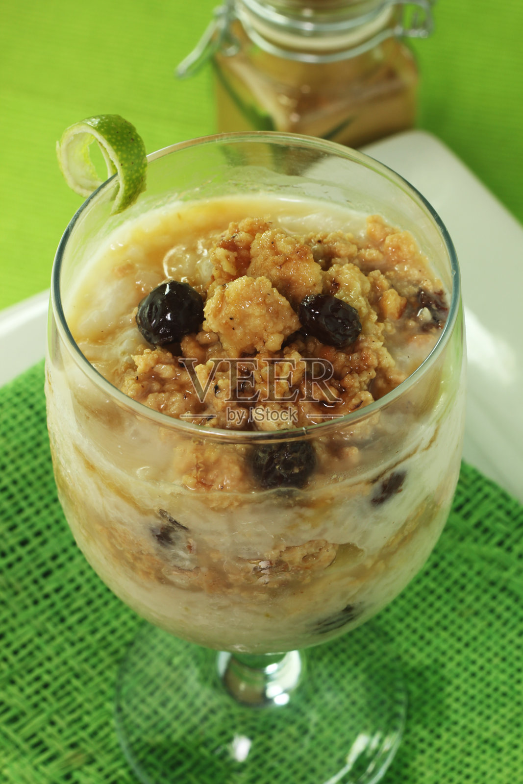 福吉装在米饭布丁上照片摄影图片