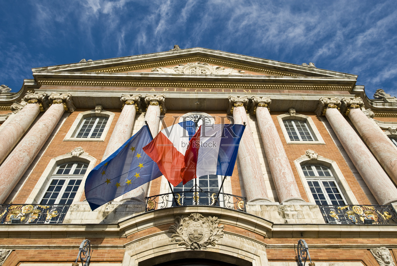 三面旗帜的图卢兹市政厅照片摄影图片