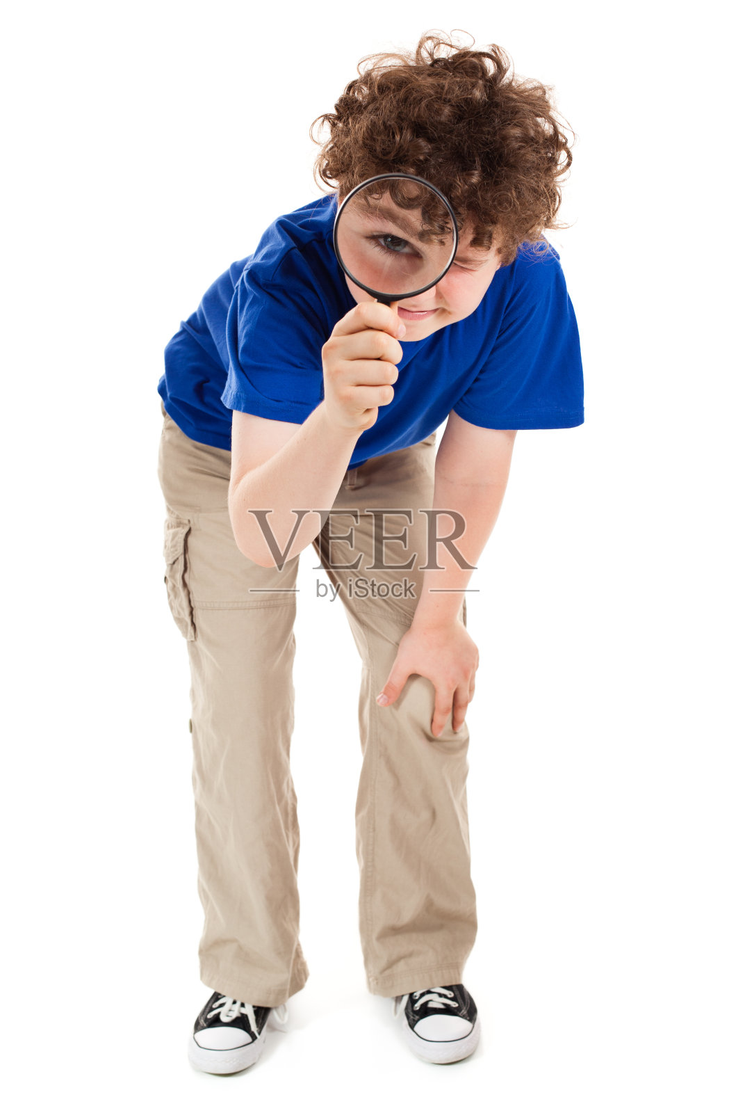 男孩和放大镜站在白色照片摄影图片