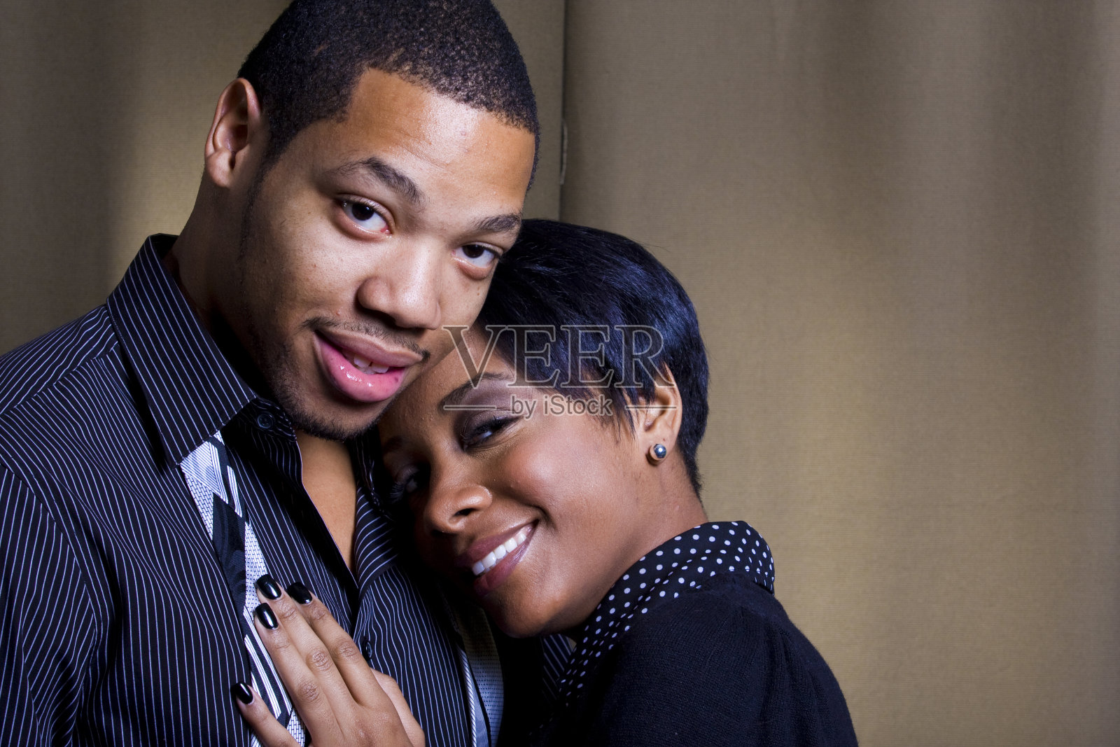 快乐的夫妇在晚上照片摄影图片