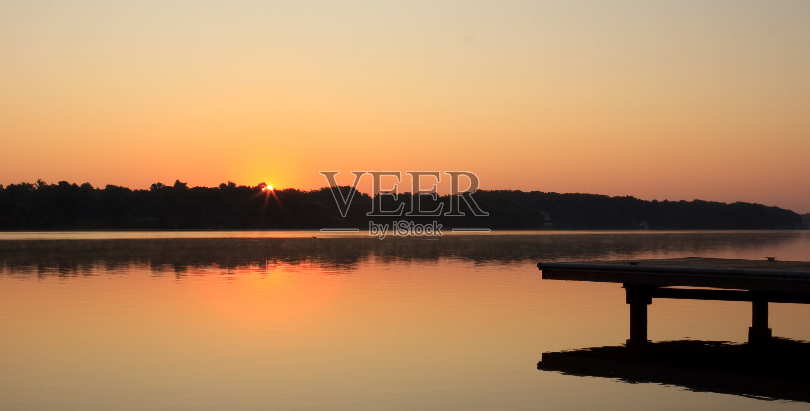 太阳从树林中探出头来照片摄影图片