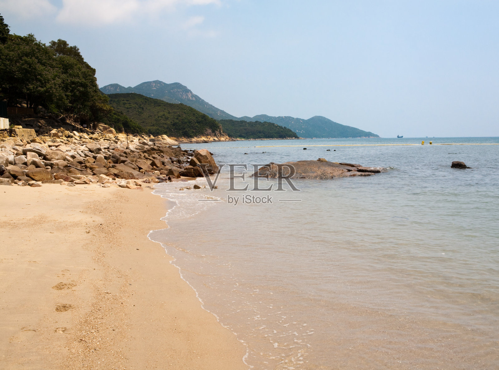 大羊驼岛泳滩及香港山区照片摄影图片