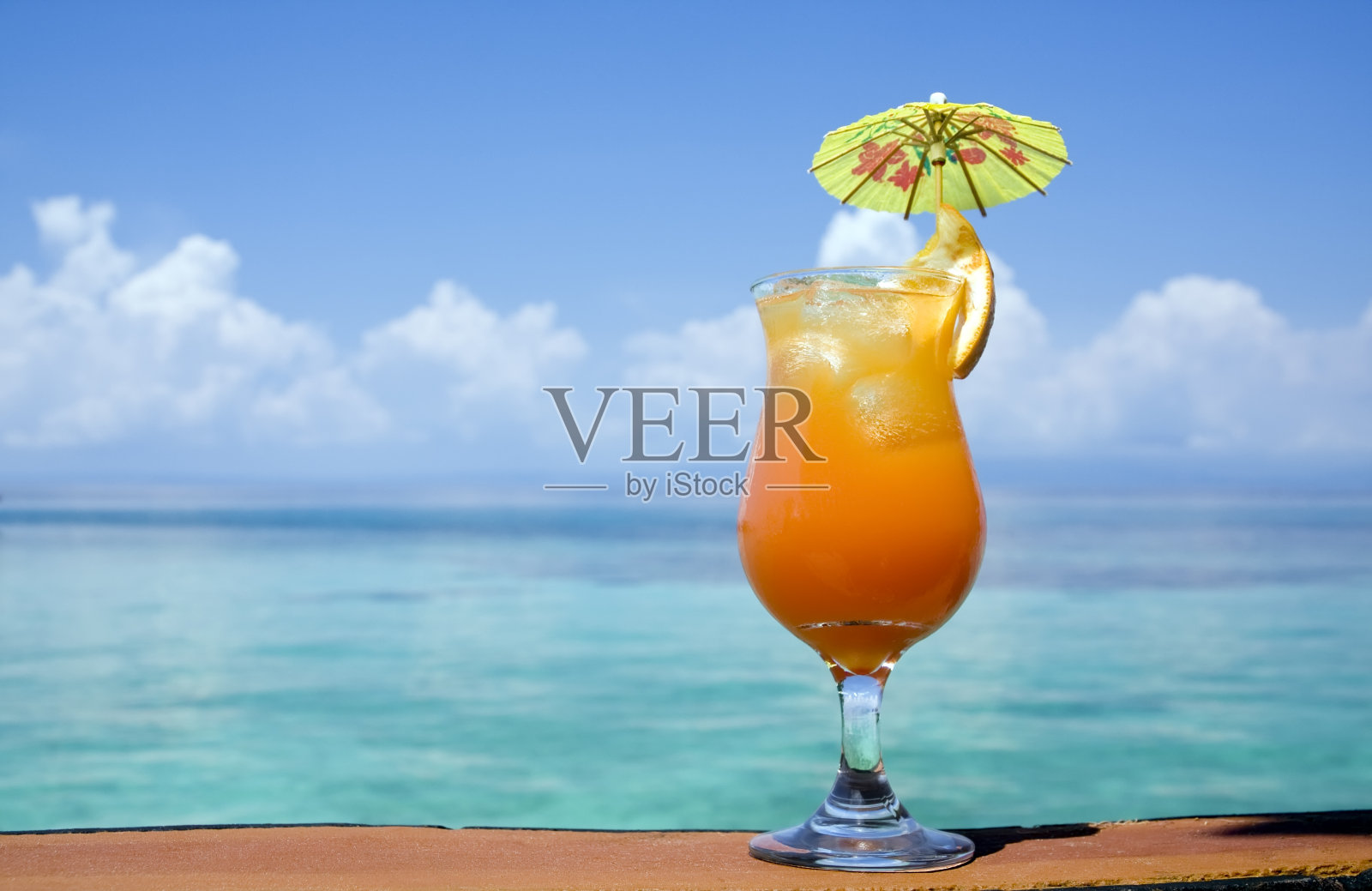 天堂里的热带饮料照片摄影图片