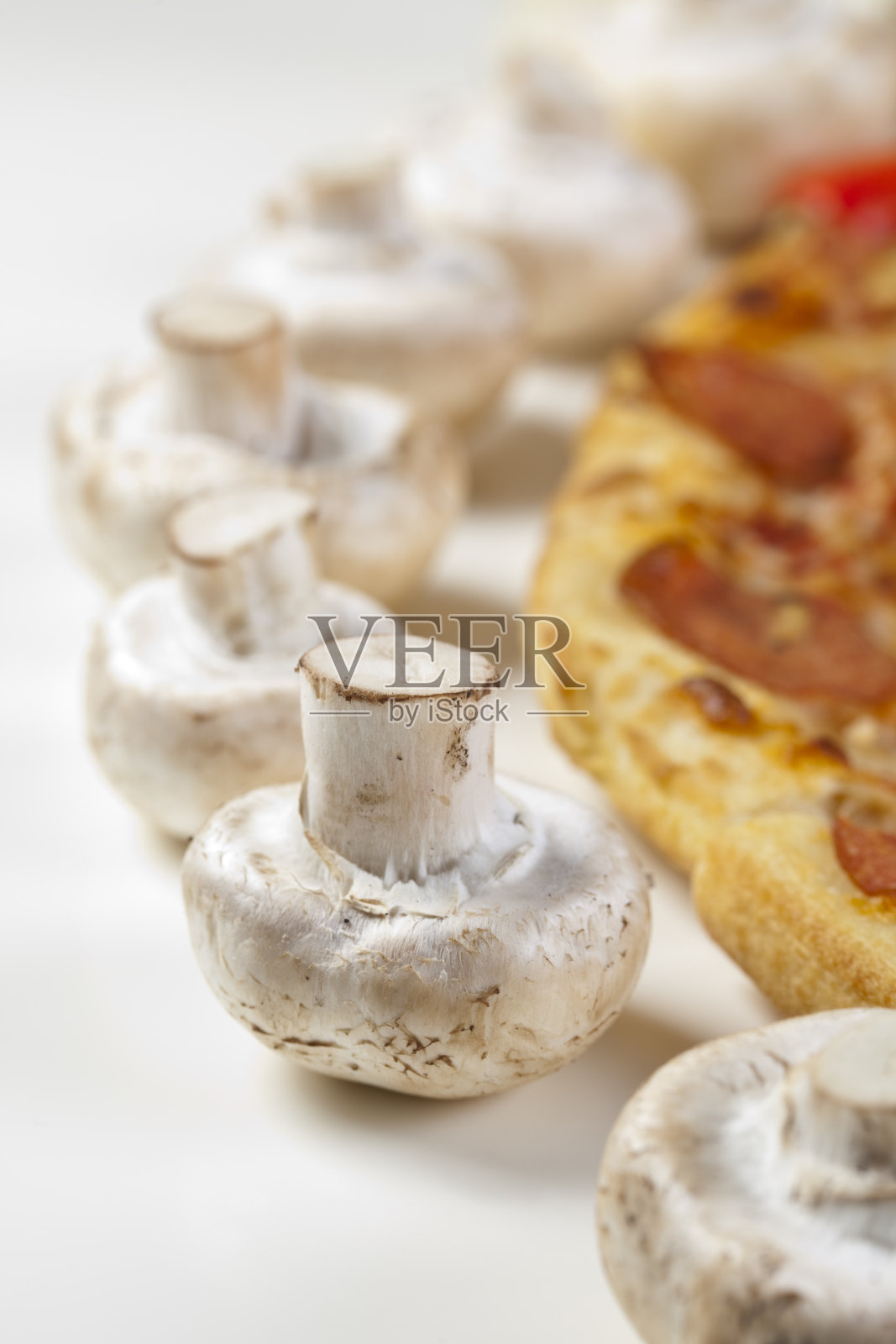 与意大利香肠比萨照片摄影图片