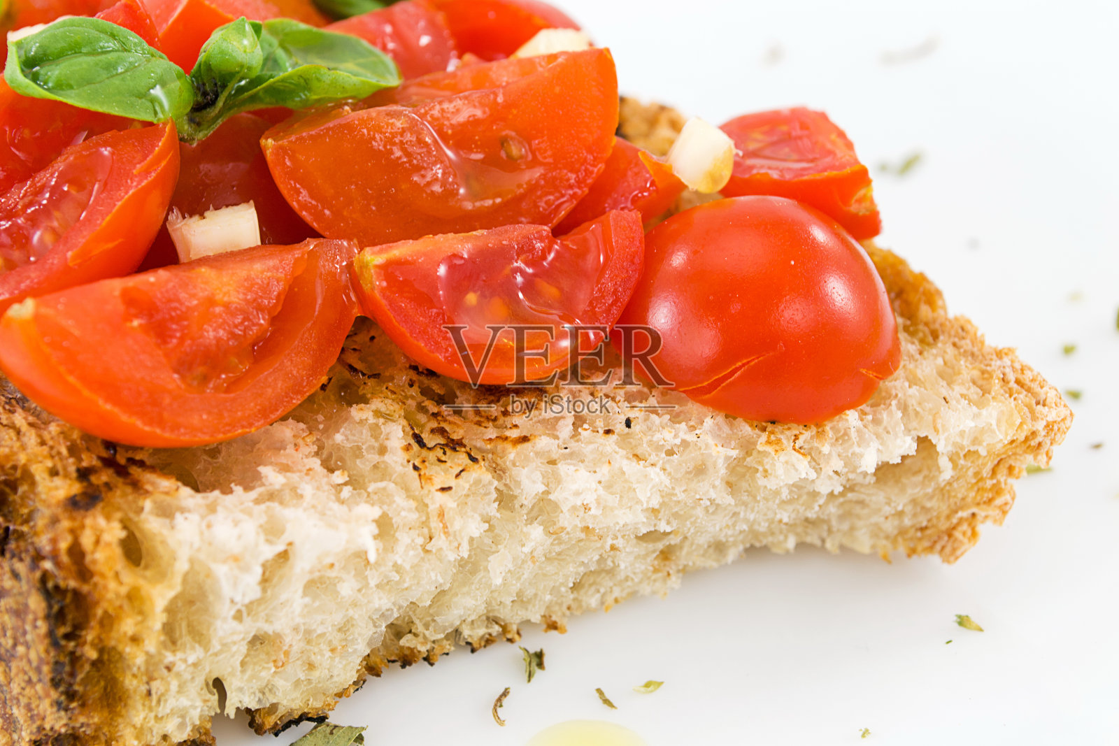 意式烤面包配番茄和罗勒照片摄影图片