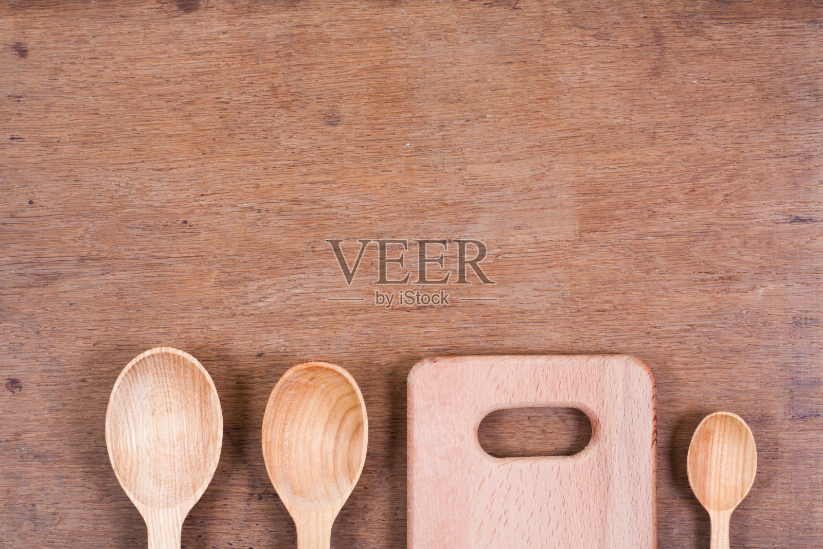 橡木背景上的木制汤匙照片摄影图片