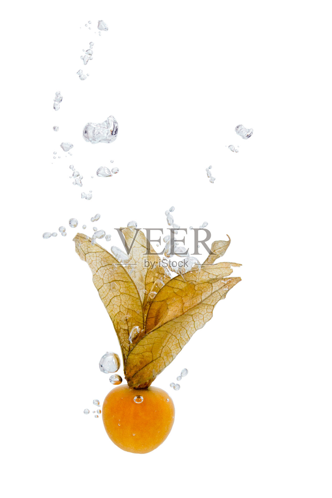 把醋栗放在有气泡的水里照片摄影图片