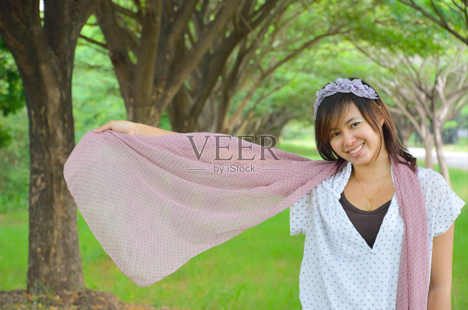 公园里的亚洲女人照片摄影图片