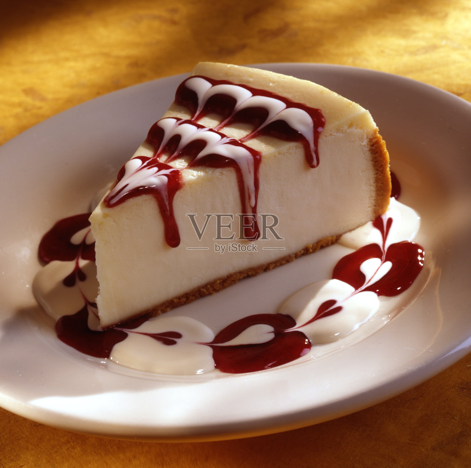 芝士蛋糕配草莓酱照片摄影图片