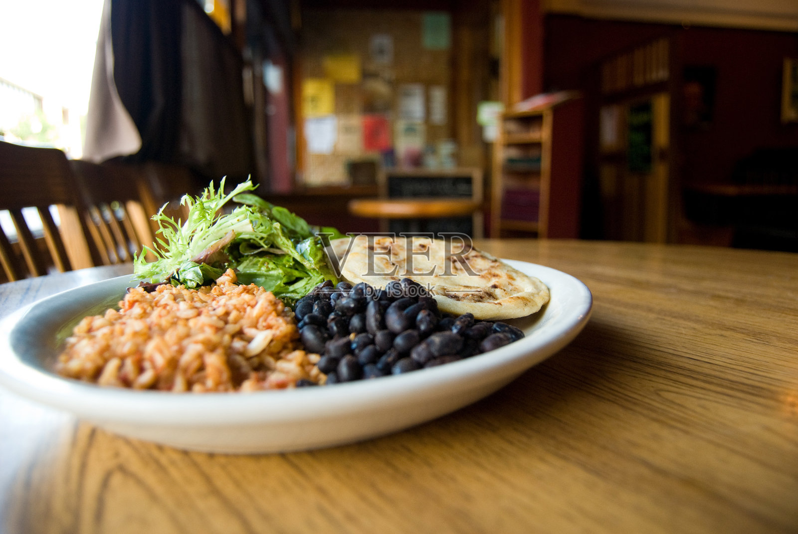 Papusas黑豆和米饭照片摄影图片