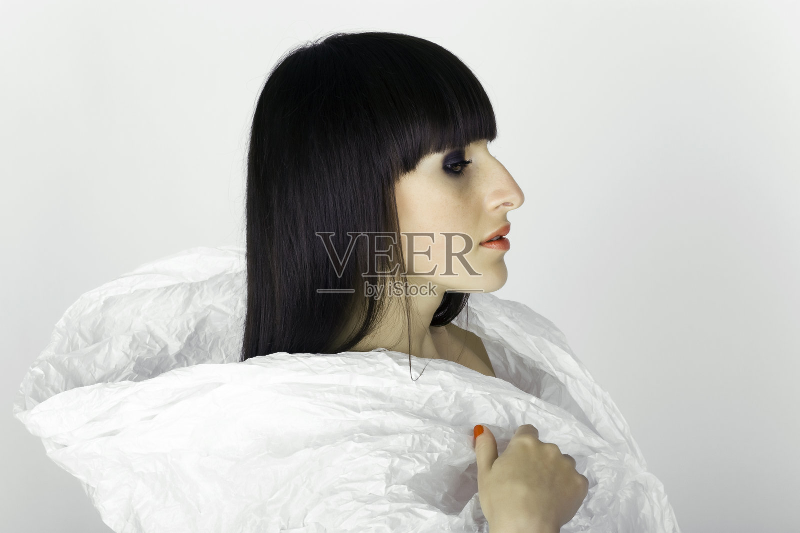 那个长着黑色直发的女孩照片摄影图片