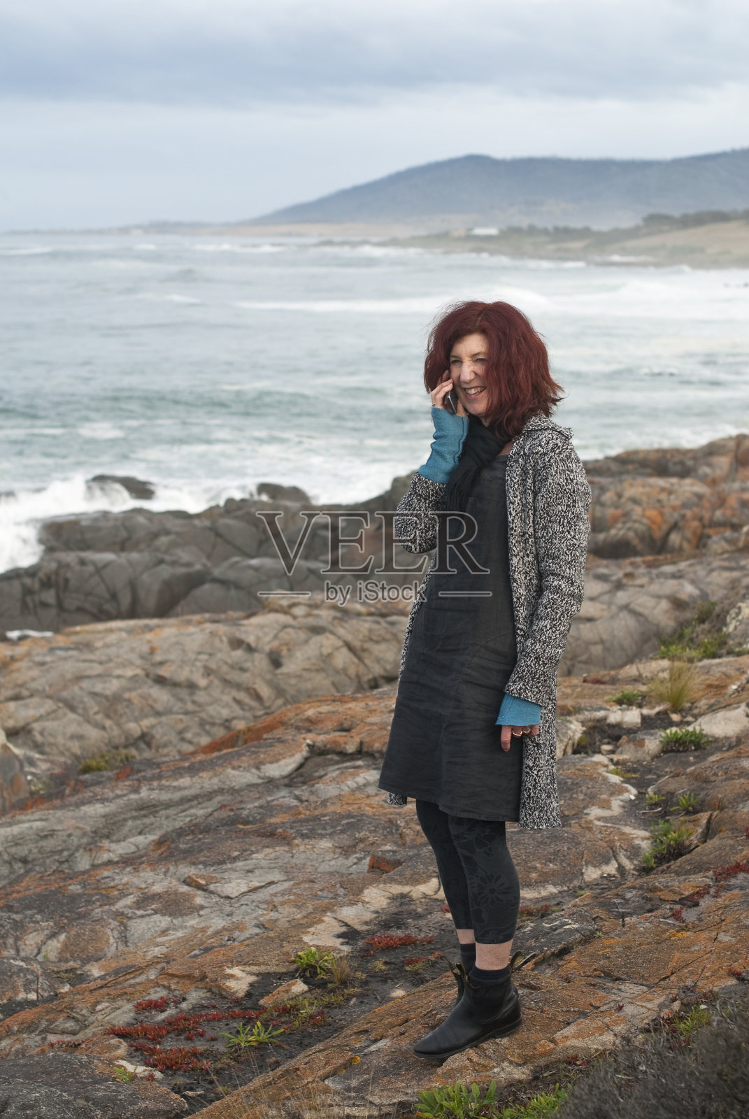 女人打野生海洋电话照片摄影图片