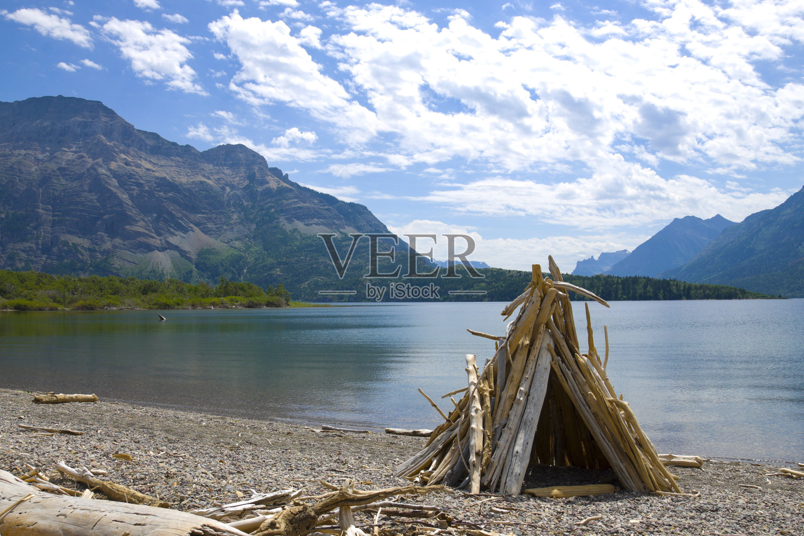 漂木散落成一个圆锥形帐篷照片摄影图片