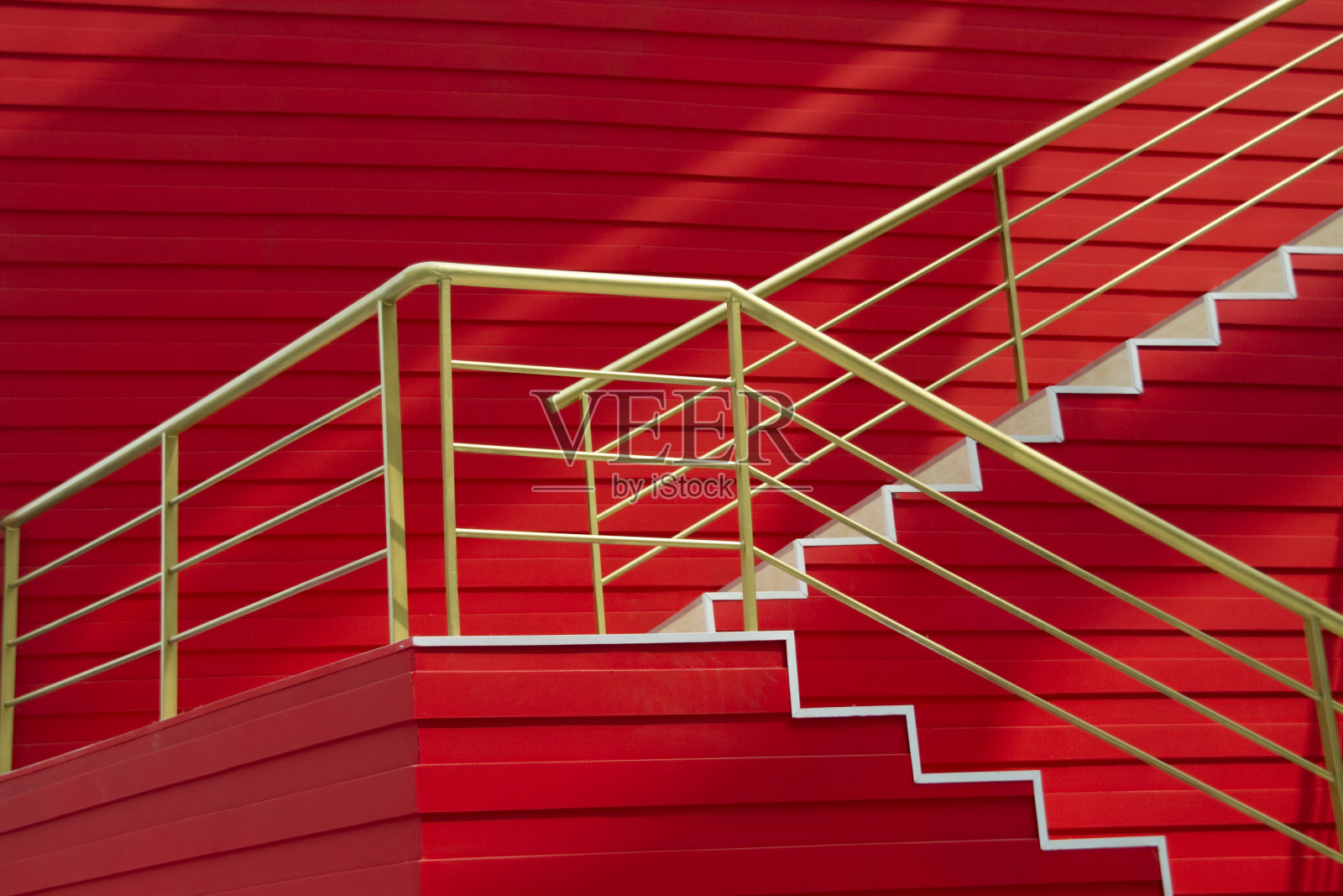 楼梯和红墙照片摄影图片