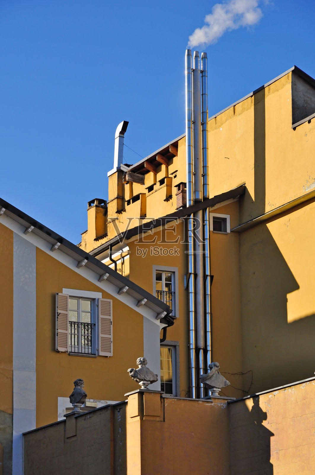 色彩斑斓的公寓楼立面，映衬着深蓝色的天空照片摄影图片