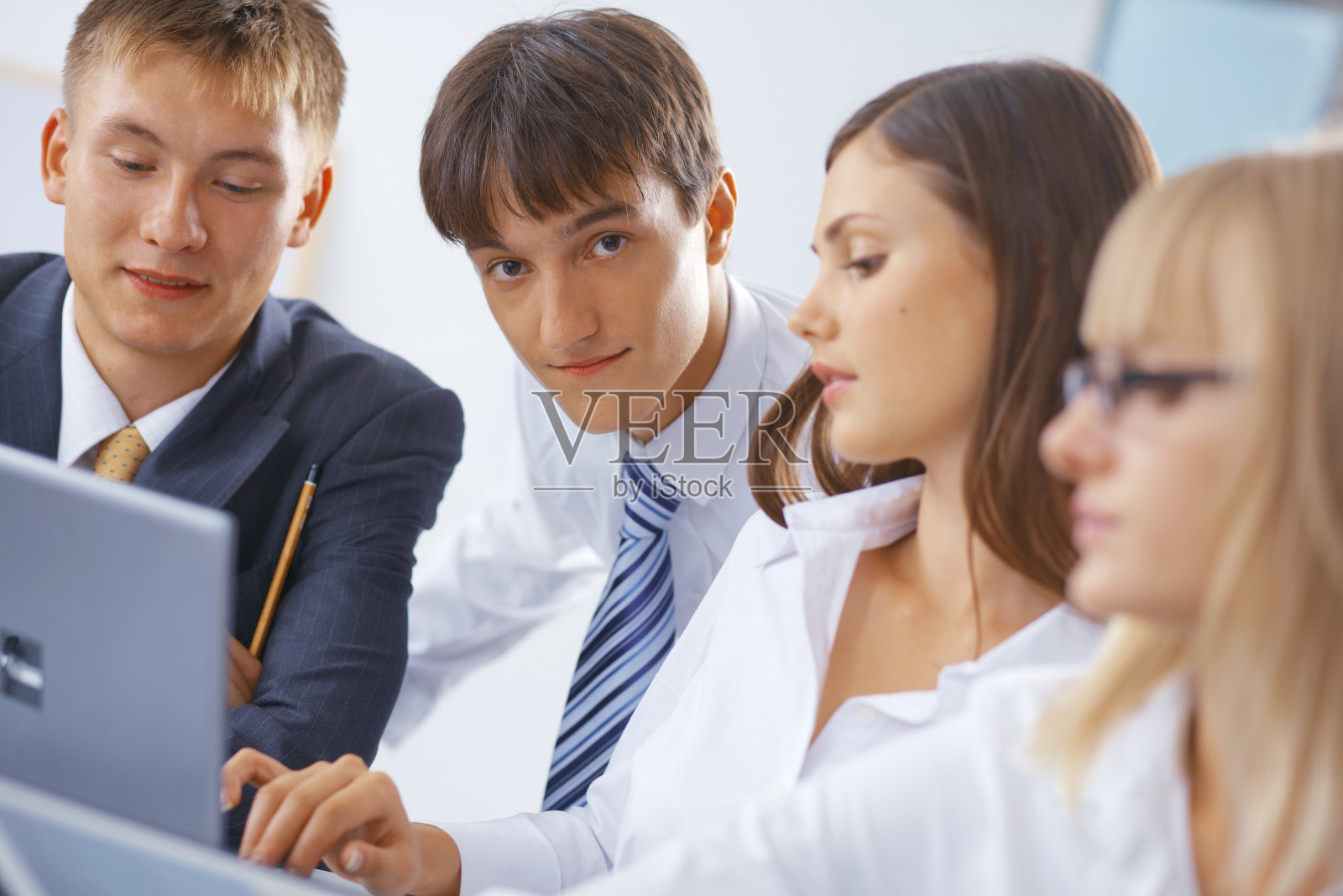 一群工作的年轻人照片摄影图片