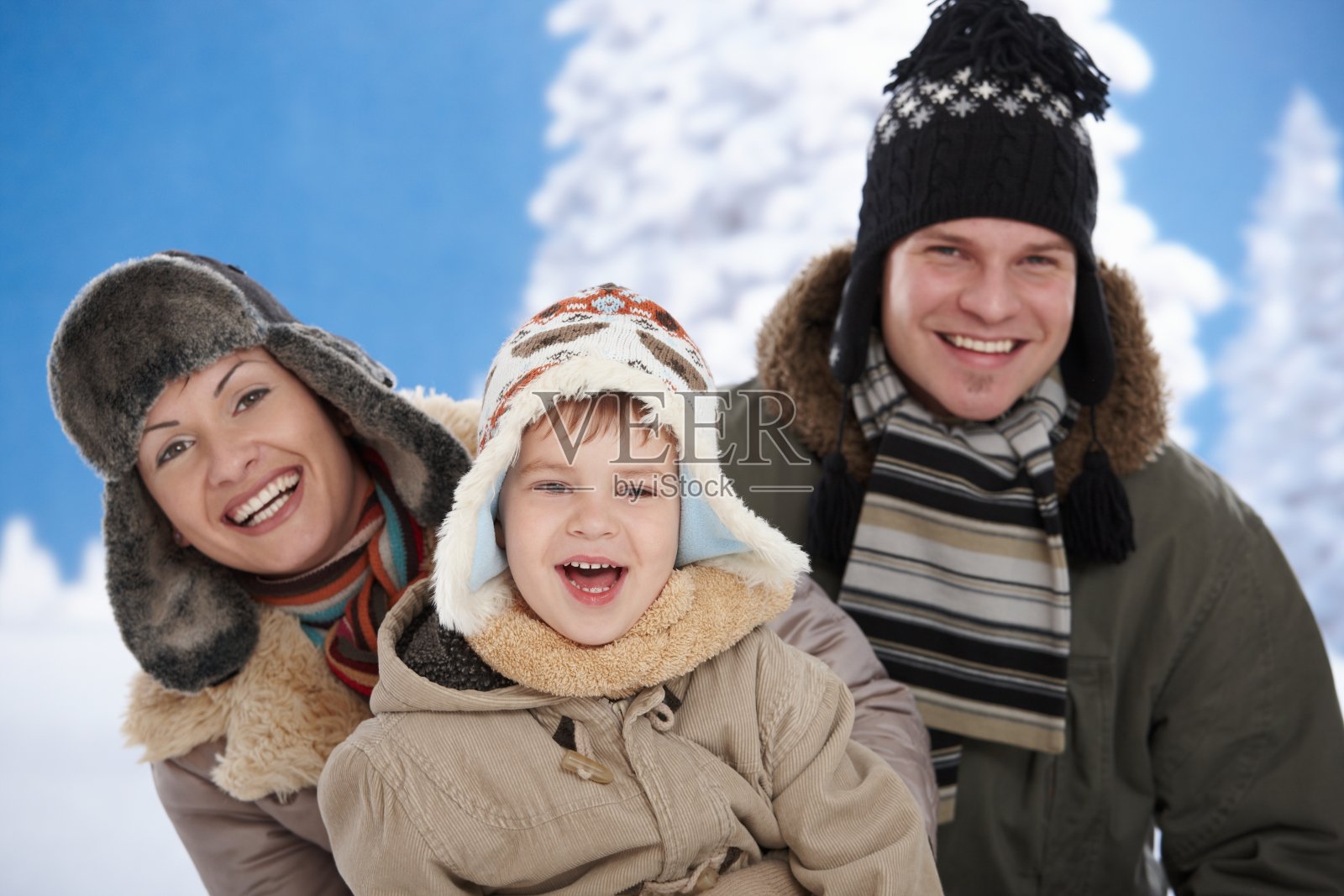 冬天下雪的家庭照片摄影图片