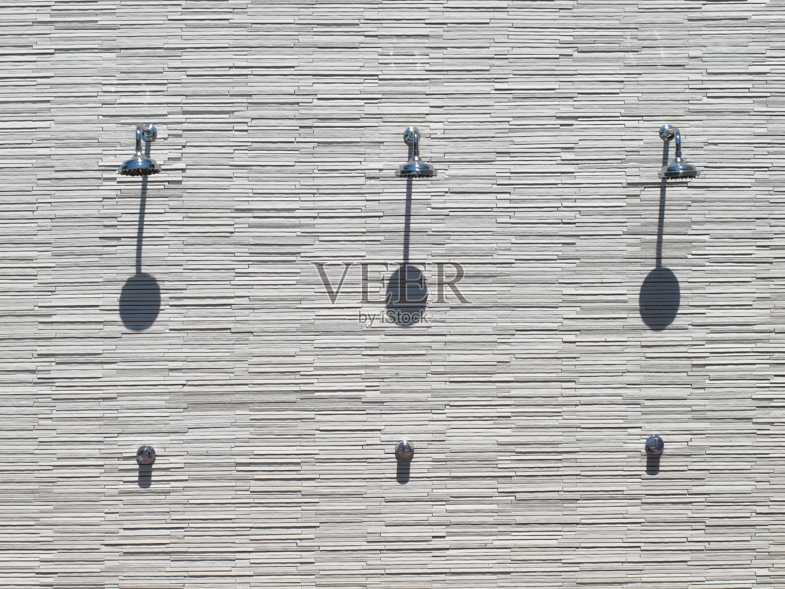 三个莲蓬头照片摄影图片