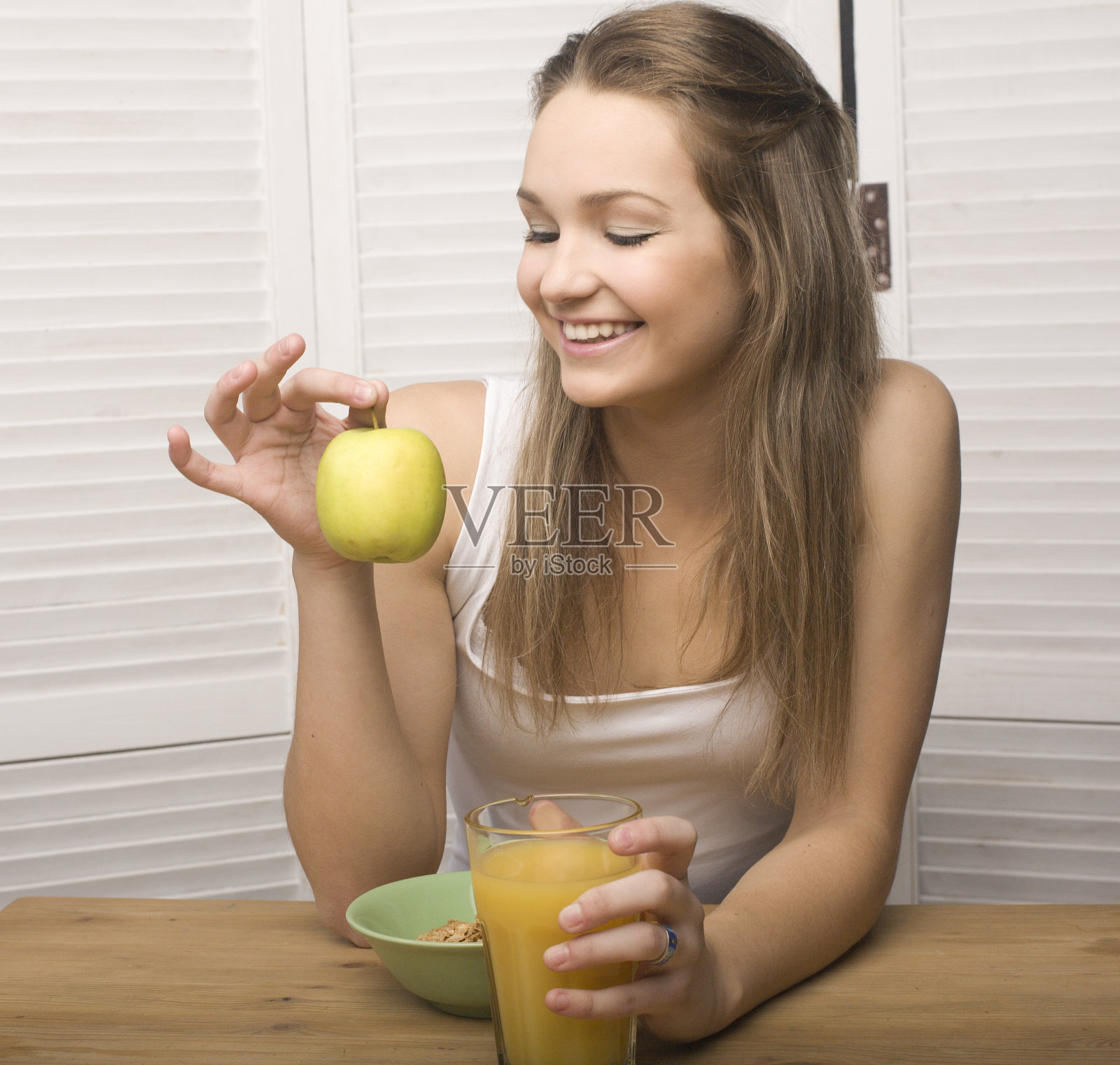 快乐可爱的小女孩吃着早餐照片摄影图片