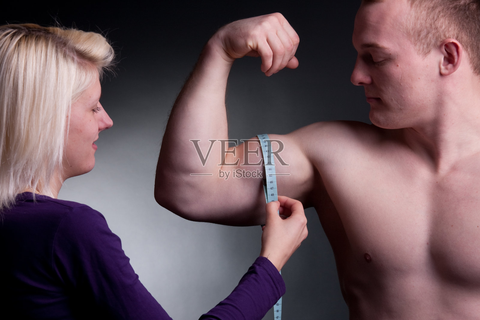 测量二头肌照片摄影图片