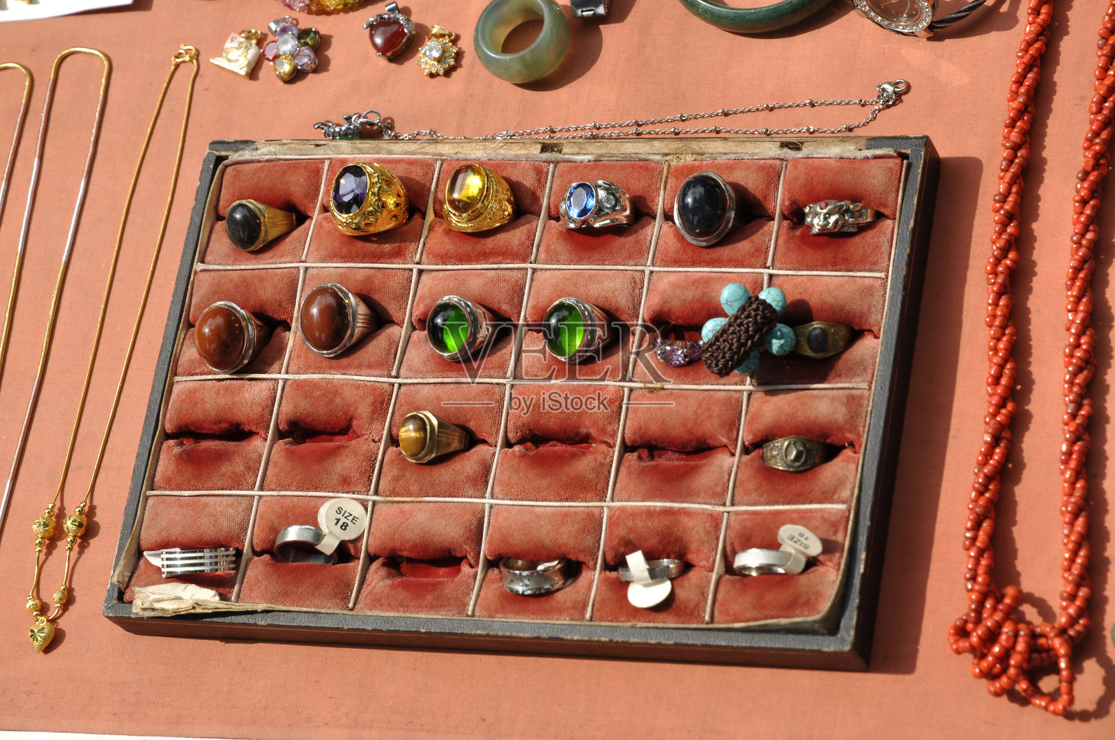 当地户外戒指珠宝集照片摄影图片