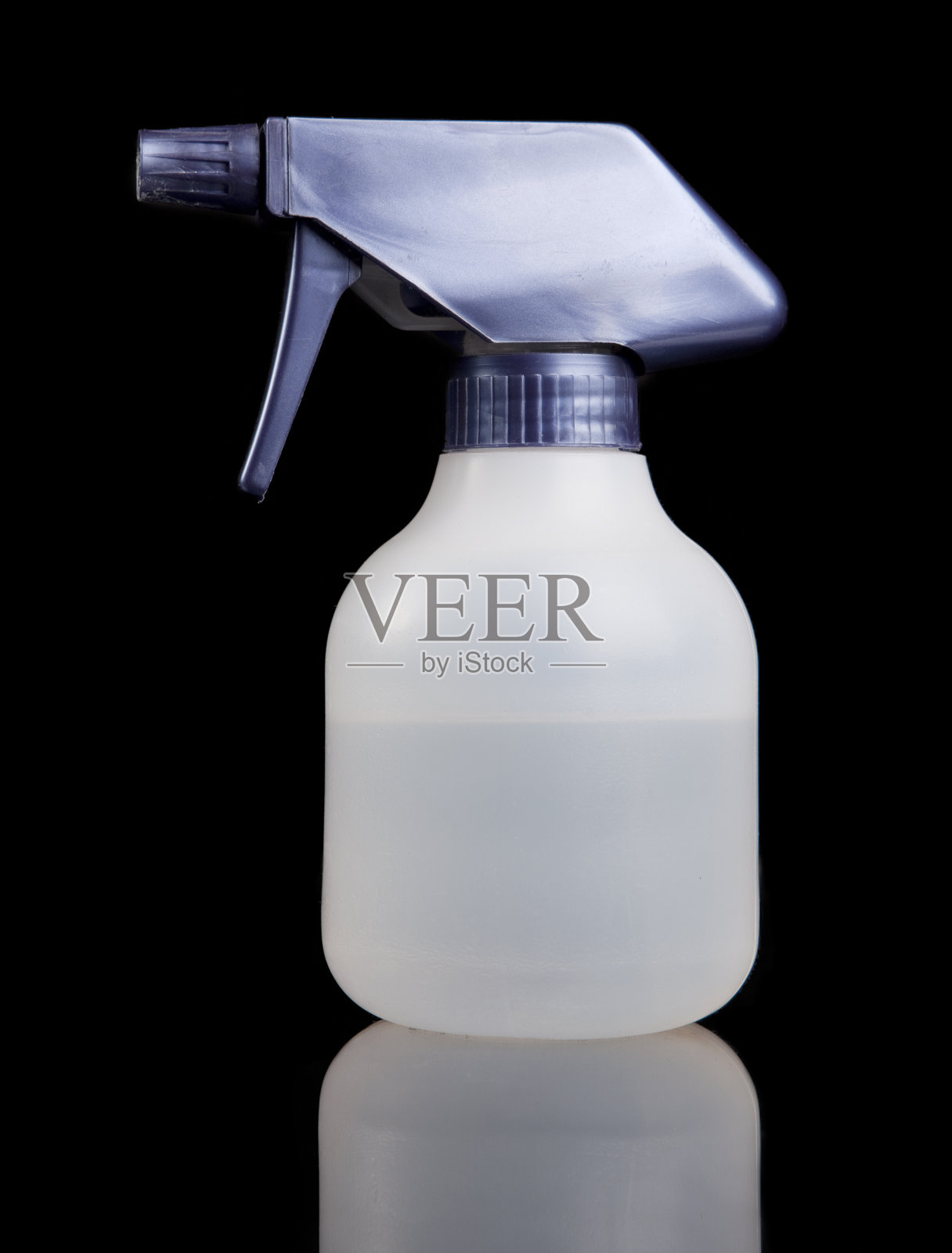 黑色上装有透明液体的小喷雾瓶照片摄影图片