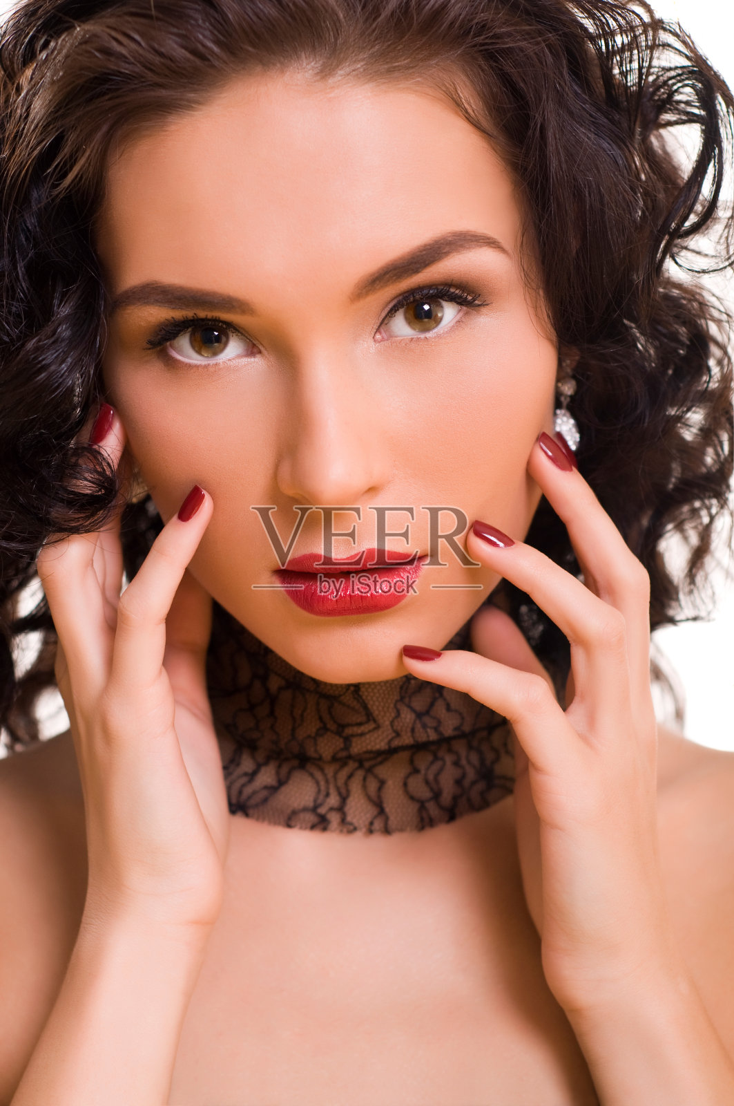 年轻漂亮的黑发女人的肖像照片摄影图片