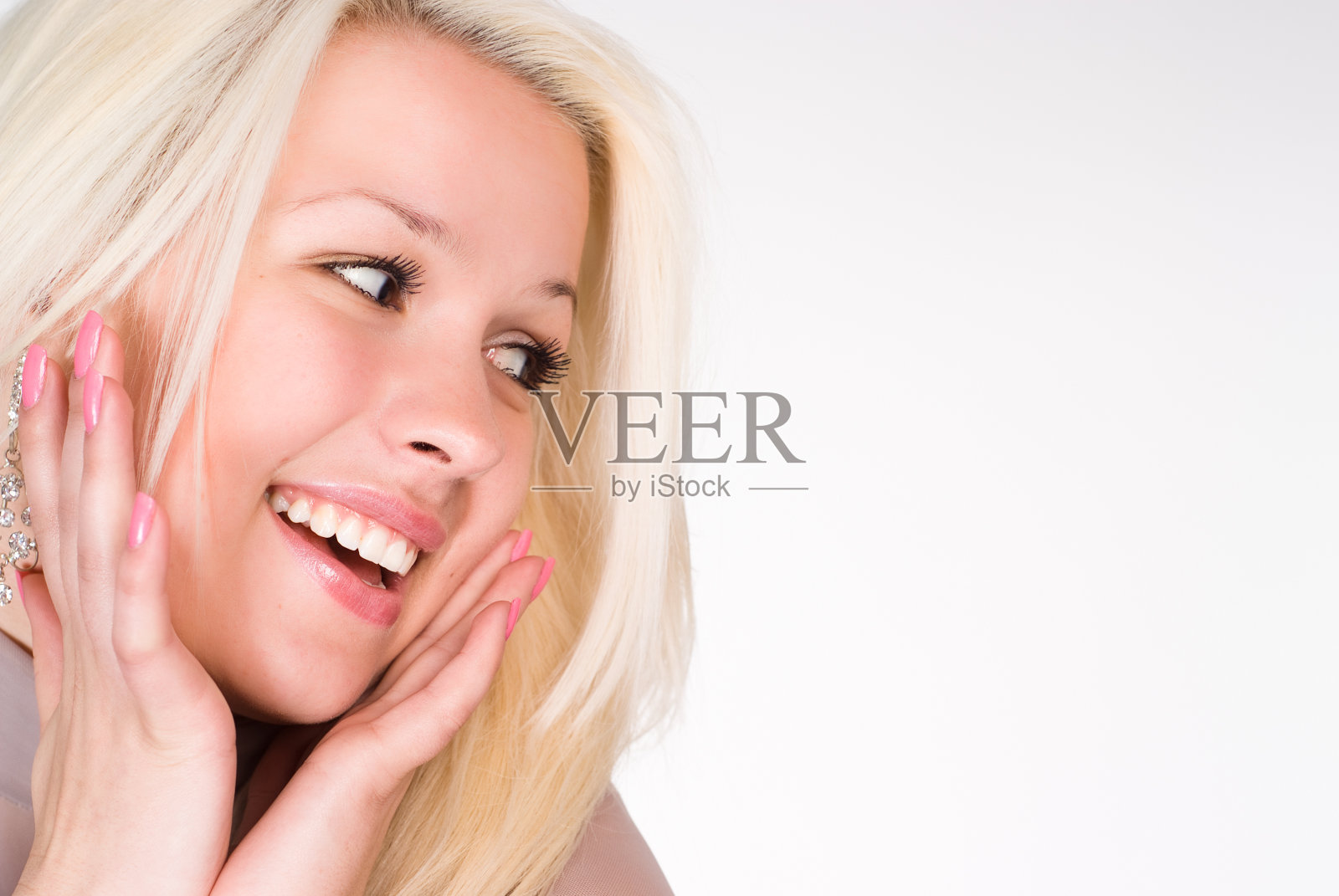 穿着灰色衣服的完美女孩照片摄影图片