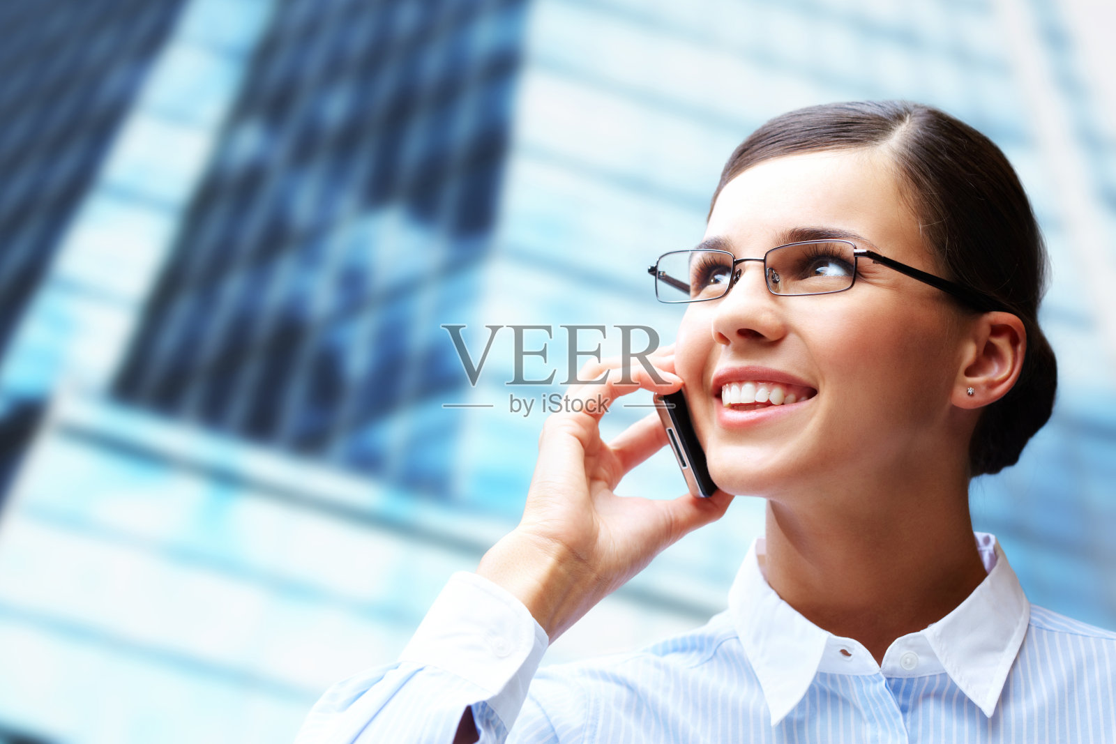 调用浅黑肤色的女人照片摄影图片