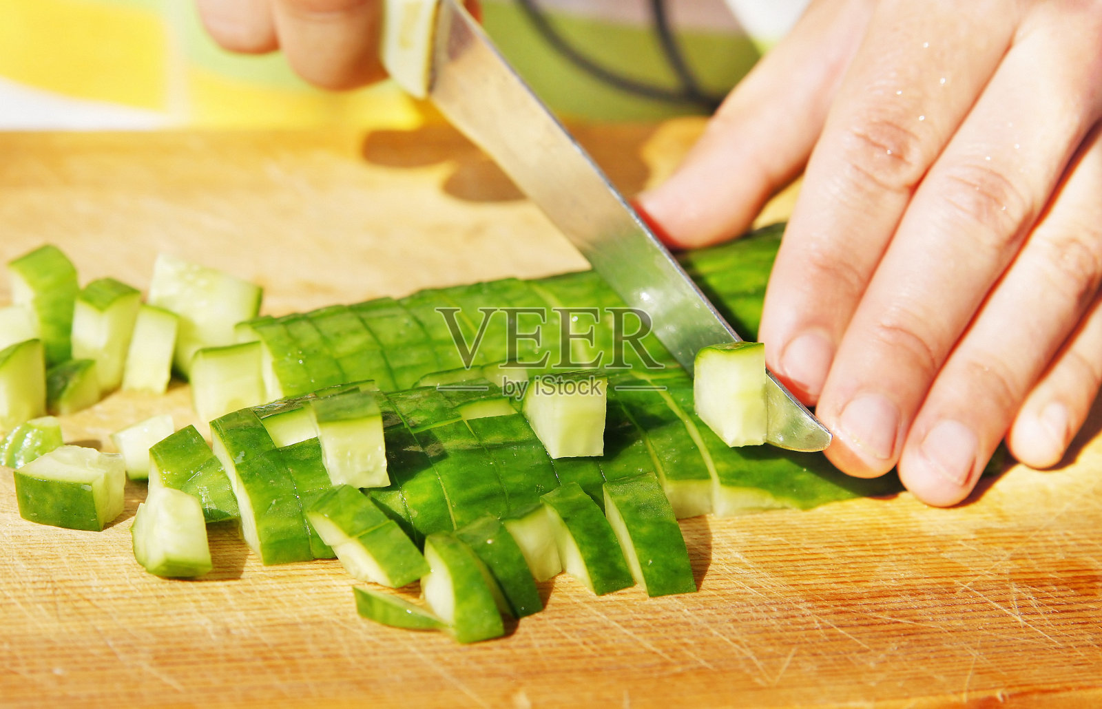 切黄瓜做沙拉照片摄影图片