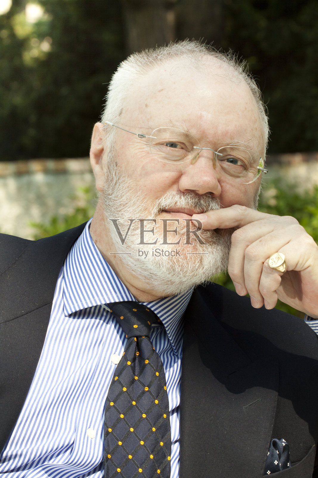 快乐的老人照片摄影图片