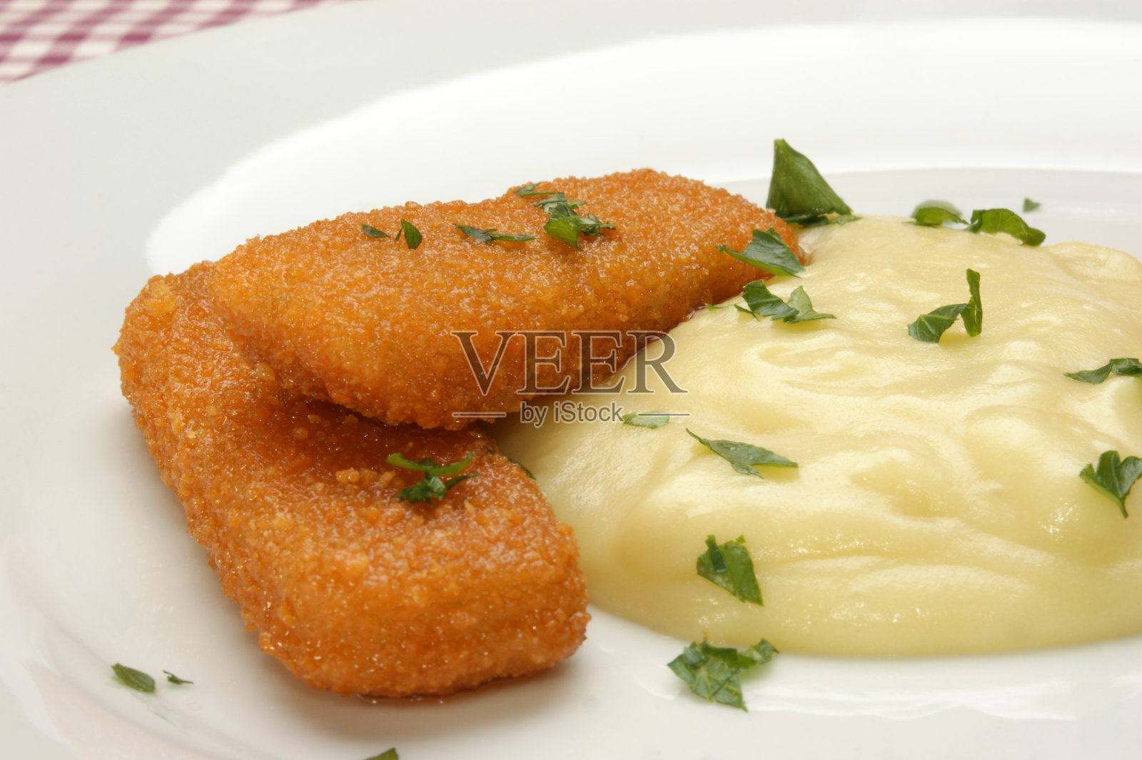 鱼条配土豆泥在盘子里照片摄影图片