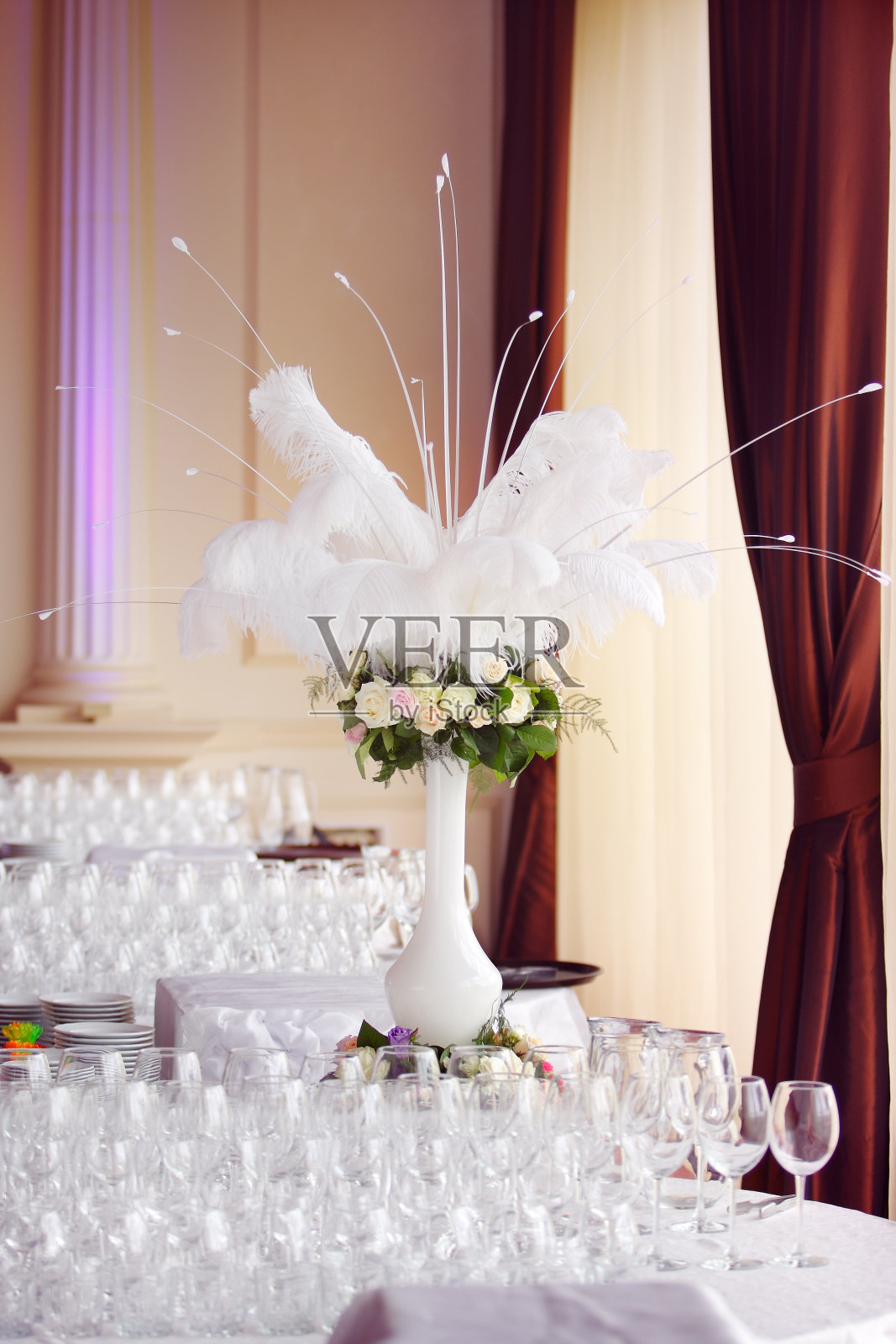 白孔雀毛玫瑰花束照片摄影图片