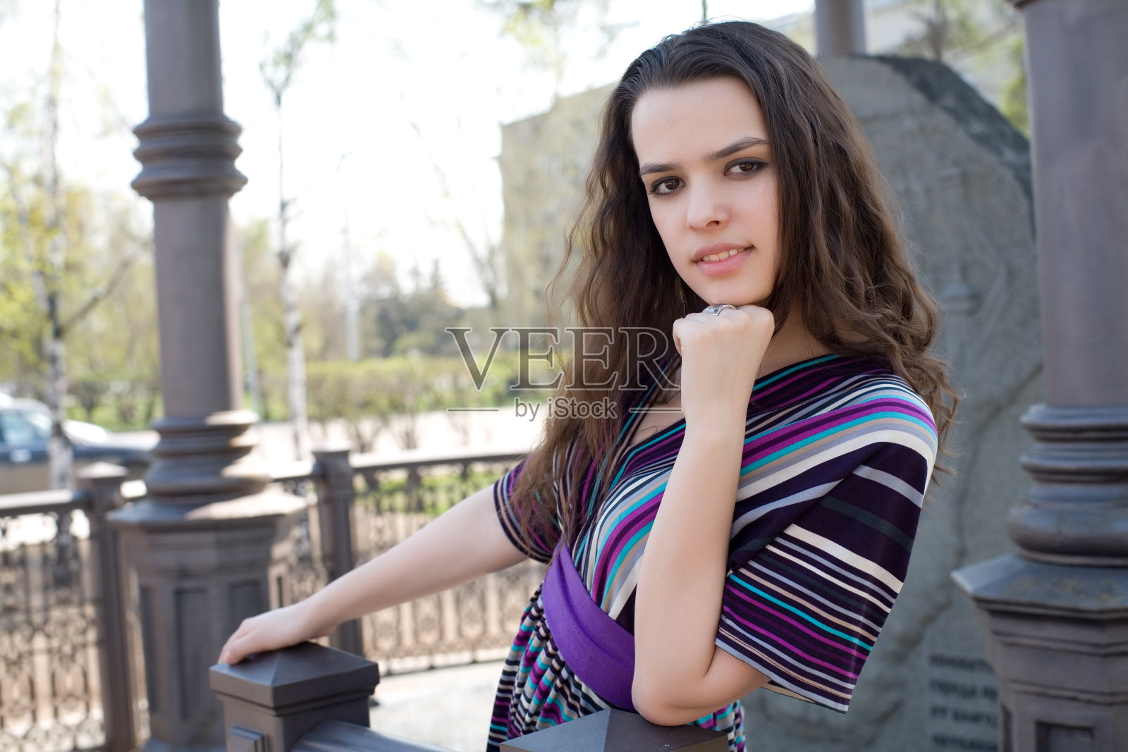 凉亭里的长发女孩照片摄影图片