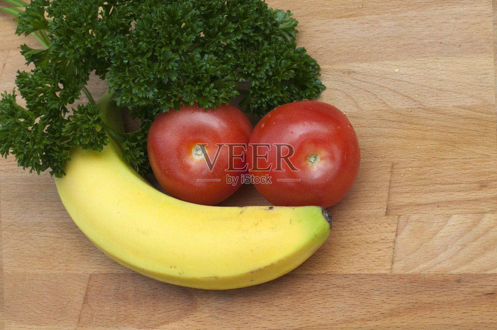 香蕉，西红柿和欧芹照片摄影图片