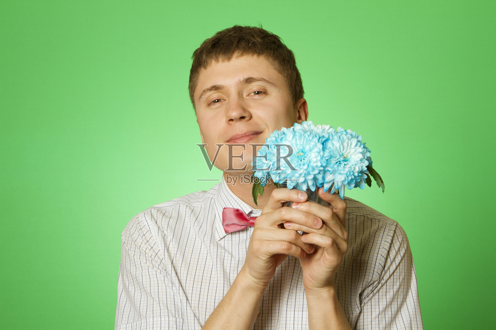 男人拿着鲜花照片摄影图片